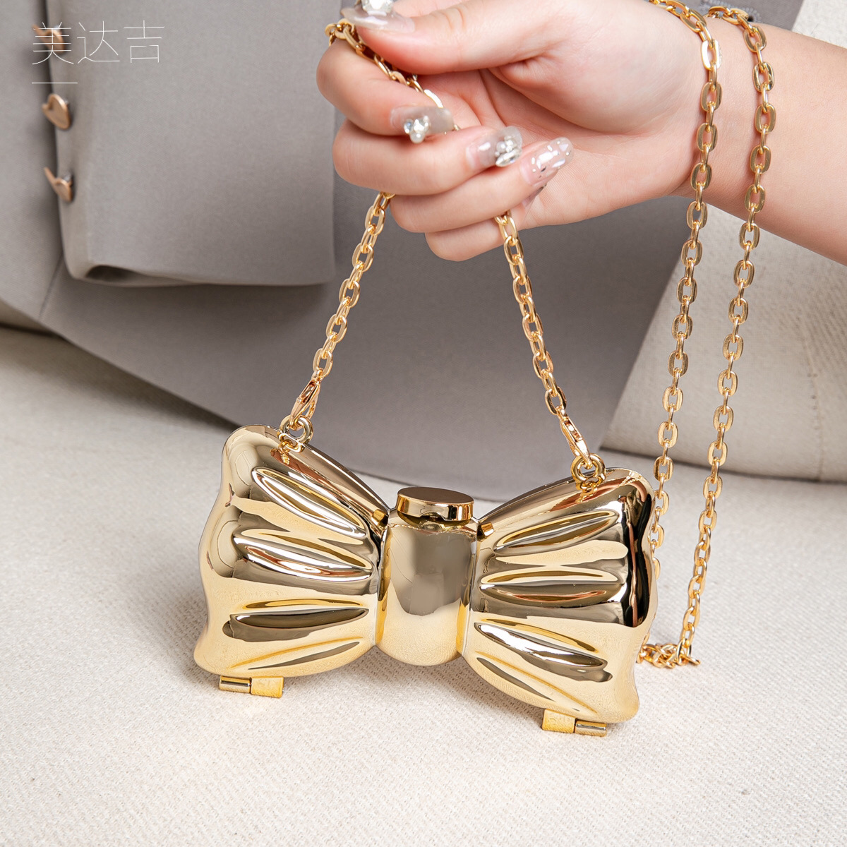 Glänzende goldene Metall-Schle – Luxury Bags Cute Bewertung und Preis